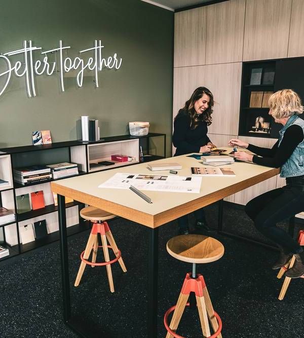Kreativer Designbereich bei Rappenglitz Messebau in München für die Entwicklung individueller Messestand-Konzepte und Markenauftritte.